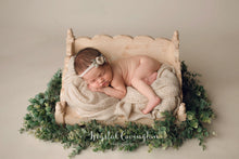 Load image into Gallery viewer, Scalloped Newborn Day Bed